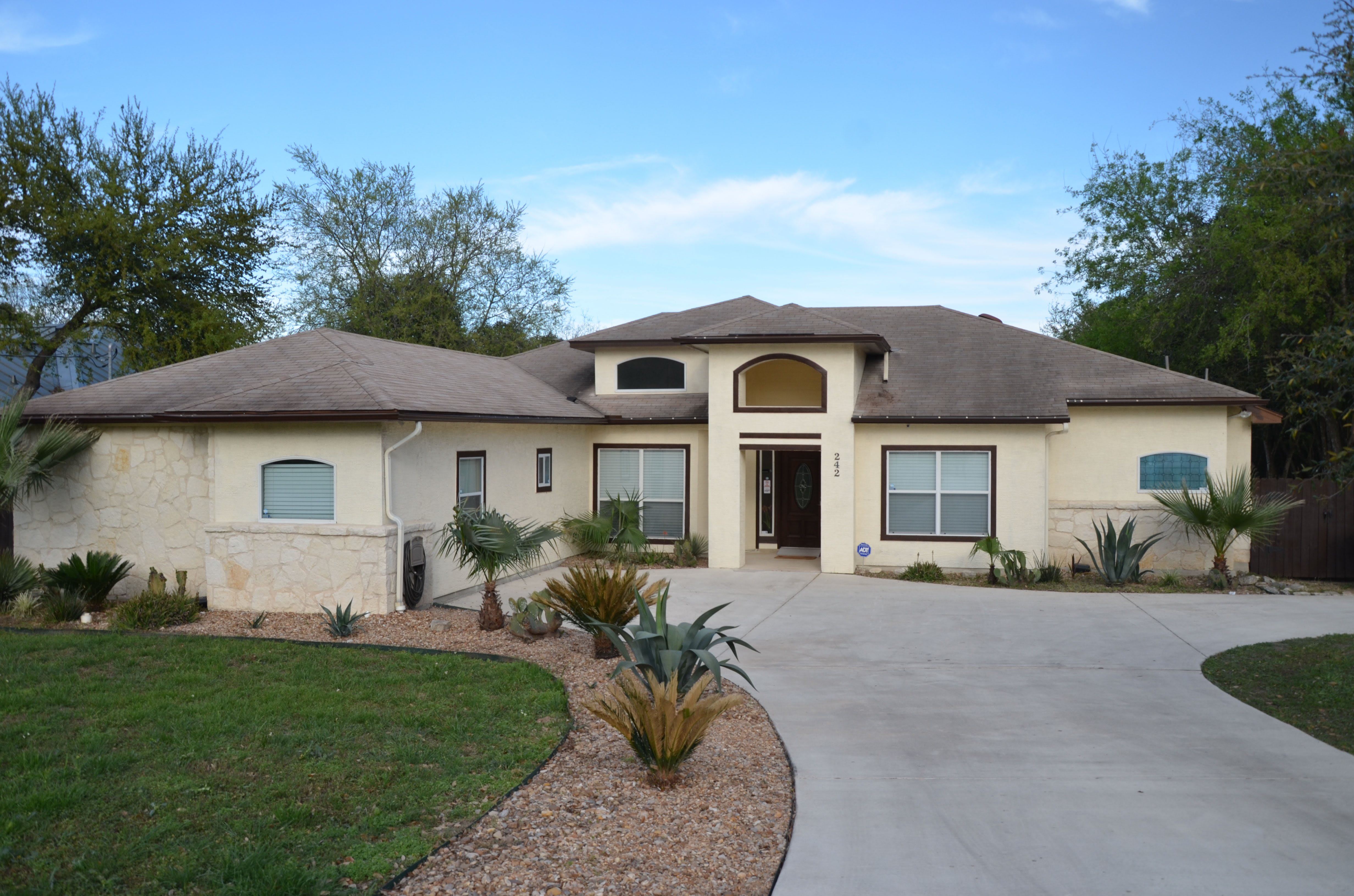 Golden Oaks Assisted Living LLC community photo 1