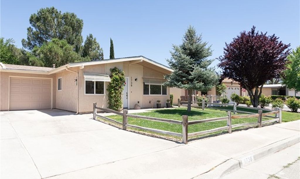 Sierra Bonita Village community photo 1