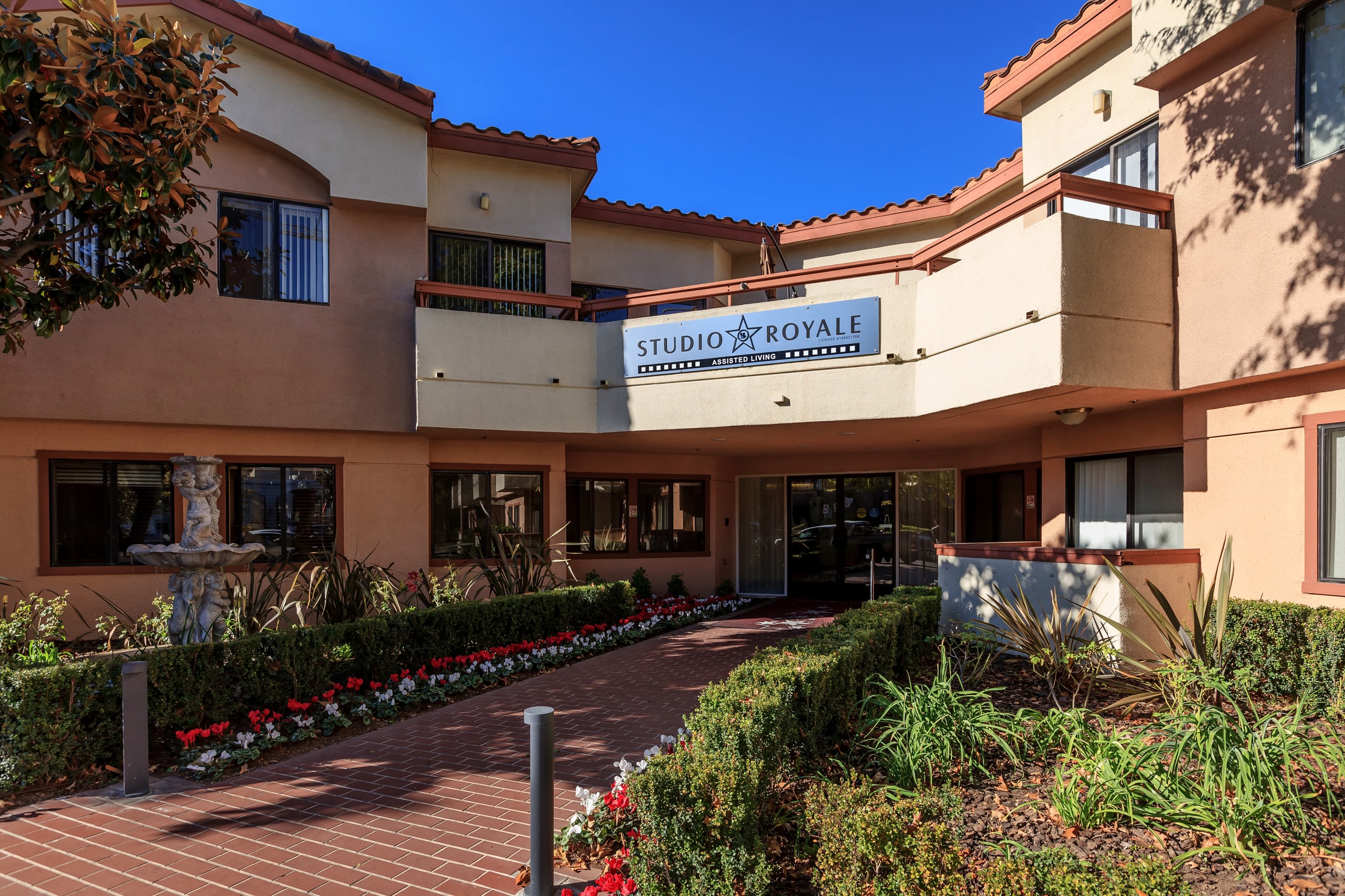 Savant Studio Royale and Palm Court community photo 1