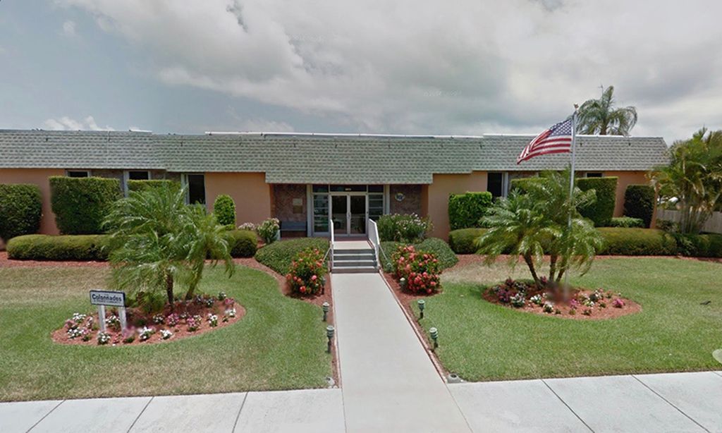 Colonnades at Fort Pierce community photo 1
