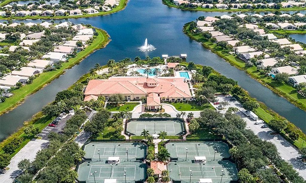 Valencia Isles community photo 1