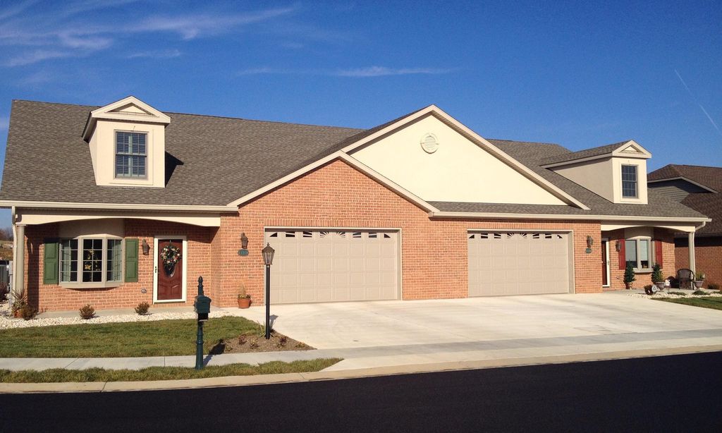 Emerald Pointe community photo 1