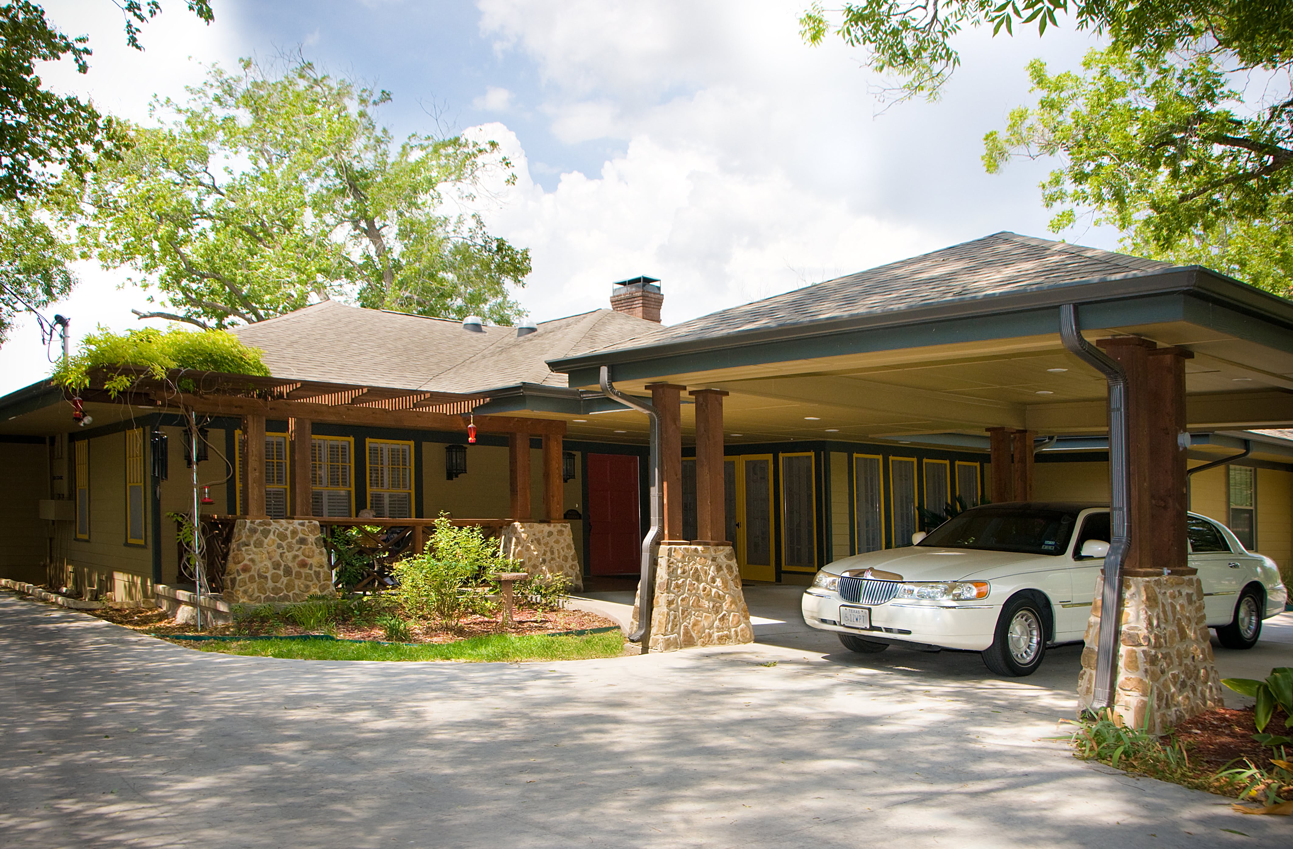 Bois d'Arc Assisted Living community photo 1