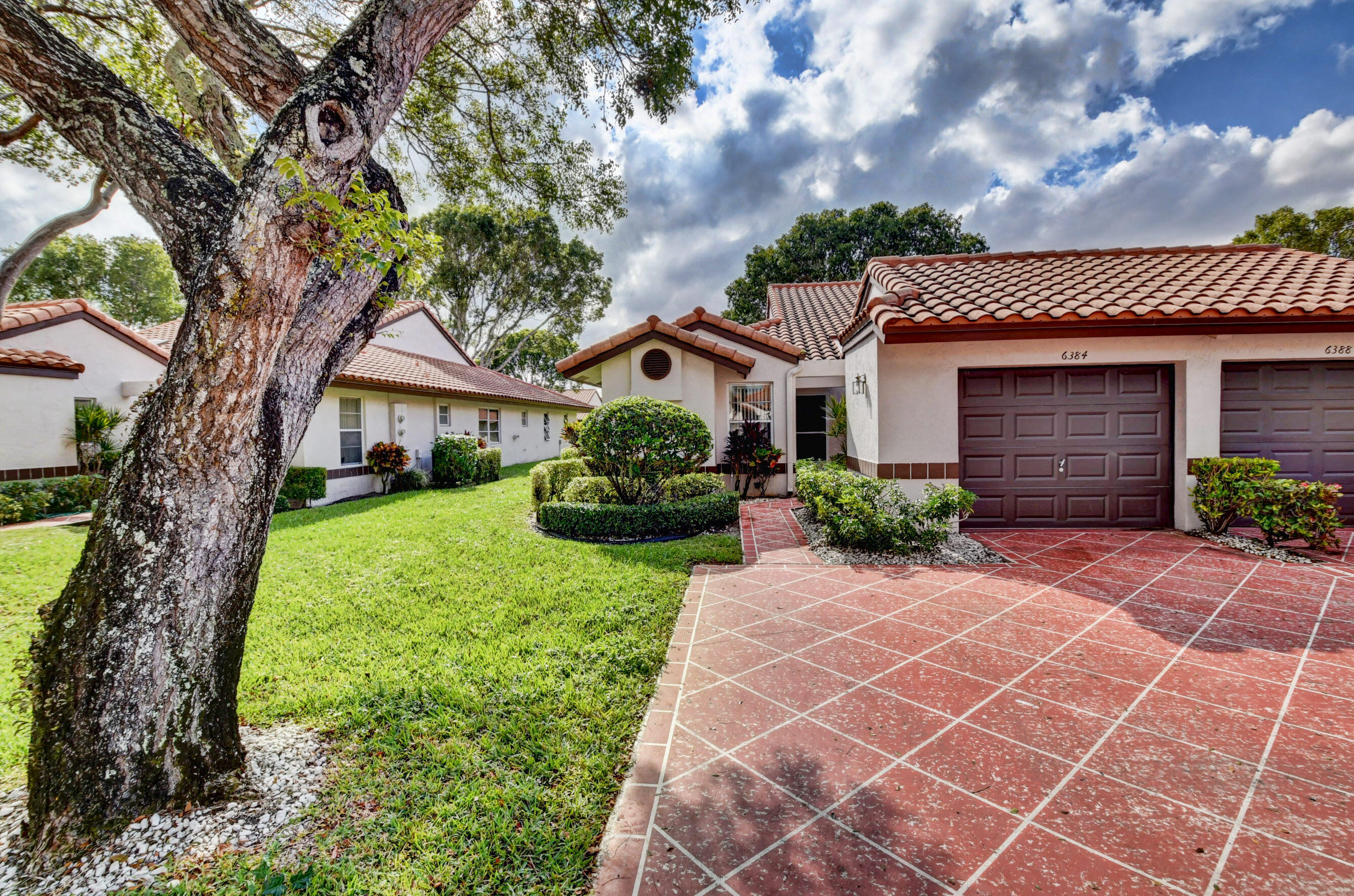 Huntington Pointe community photo 1