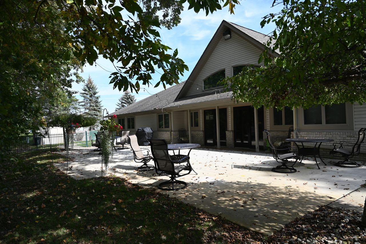 Leisure Manor Residence for Seniors community photo 1