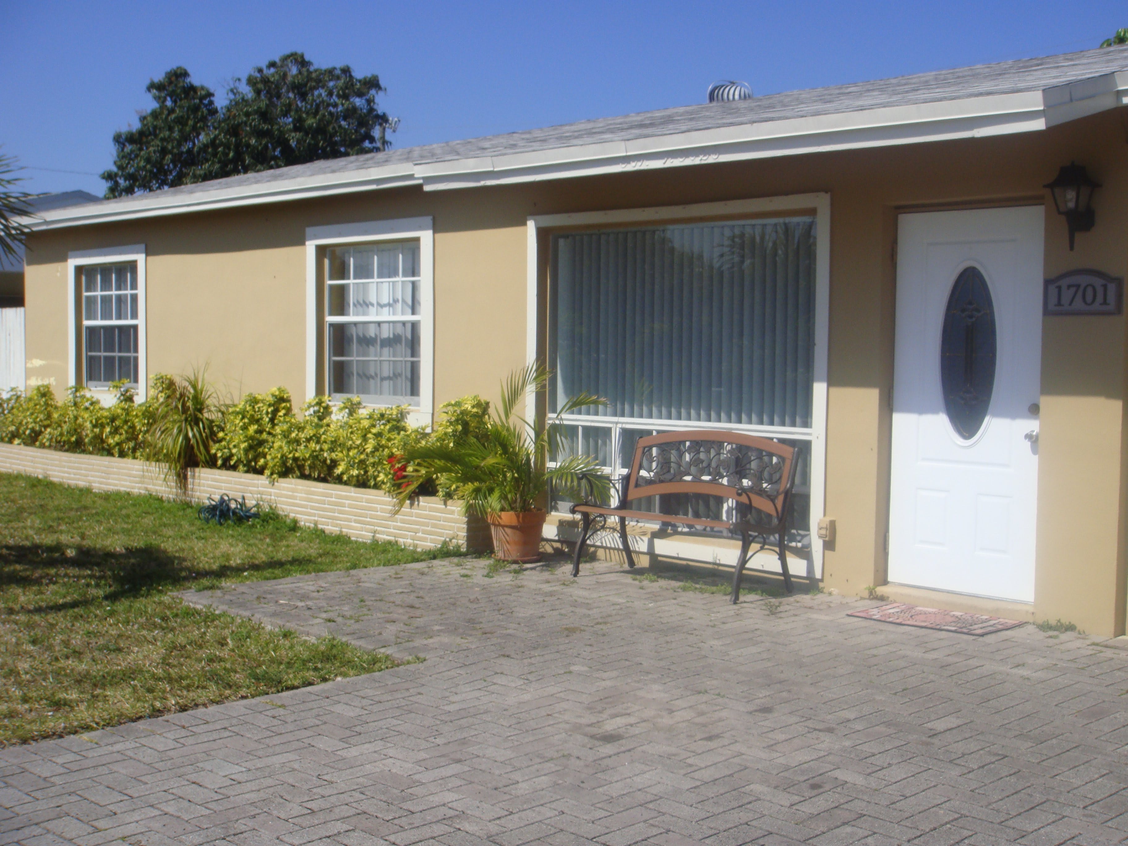 Advantage Senior Living Facility LLC community photo 1