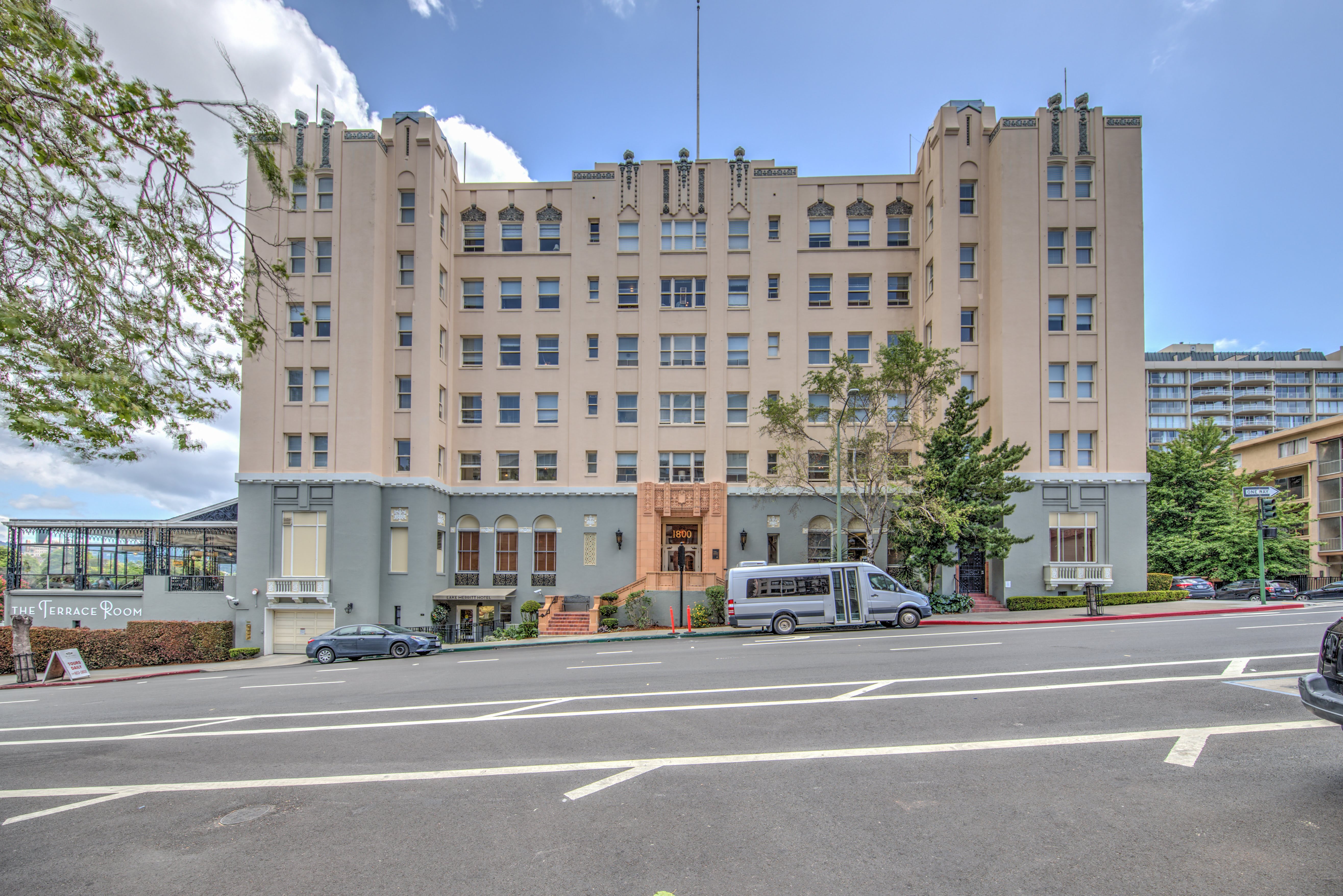 The Lake Merritt Apartments community photo 1
