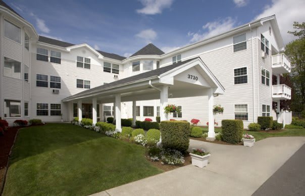 DeTray's Colonial Inn Retirement Apartments community photo 1