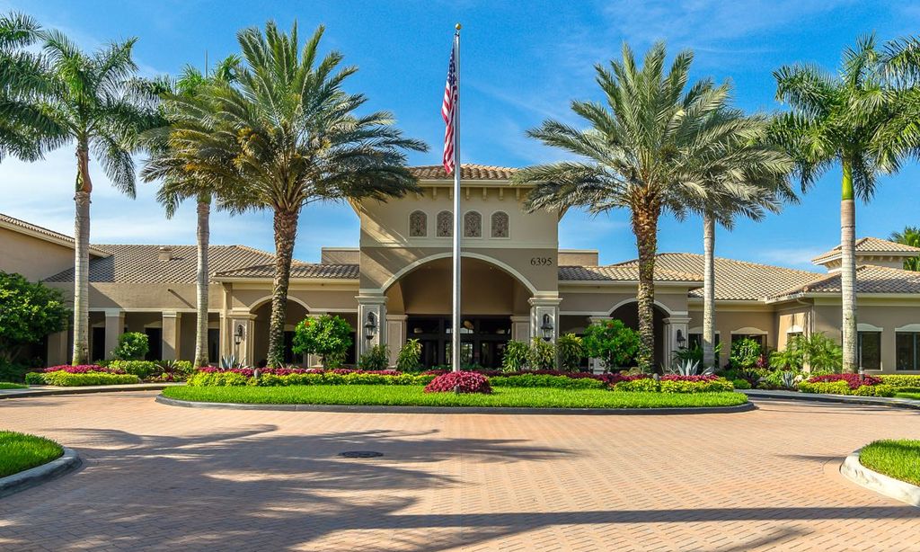 Valencia Pointe community photo 1