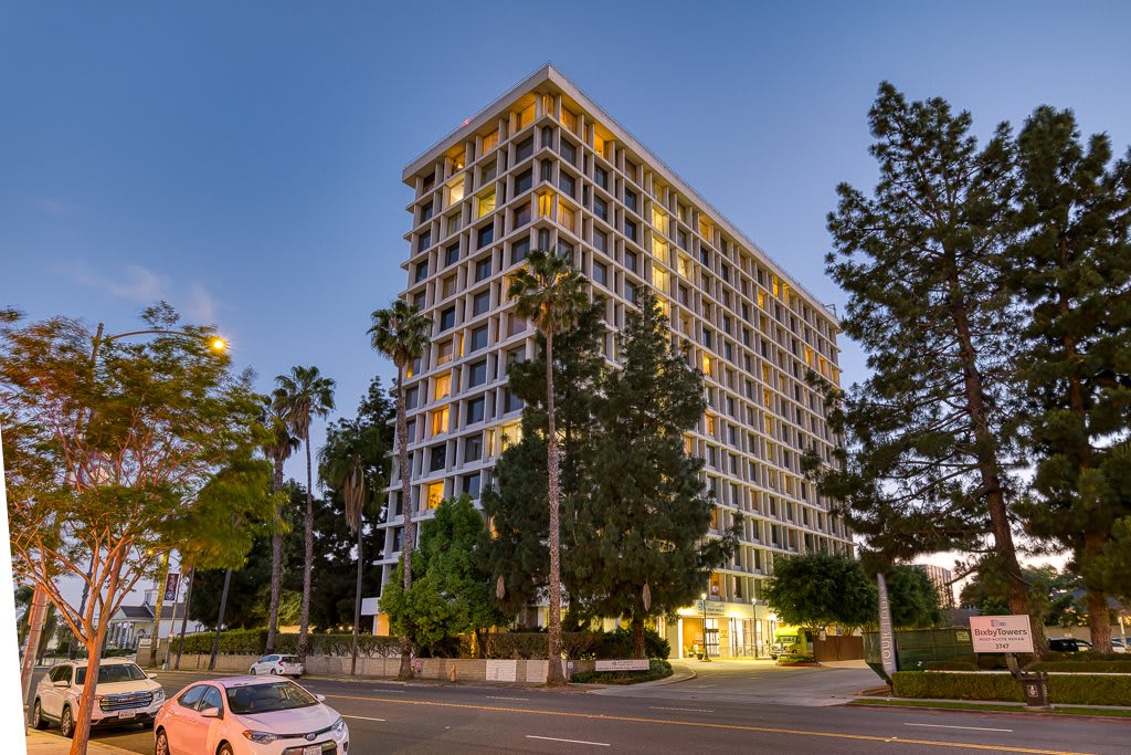 Bay Towers at Bixby Knolls community photo 1