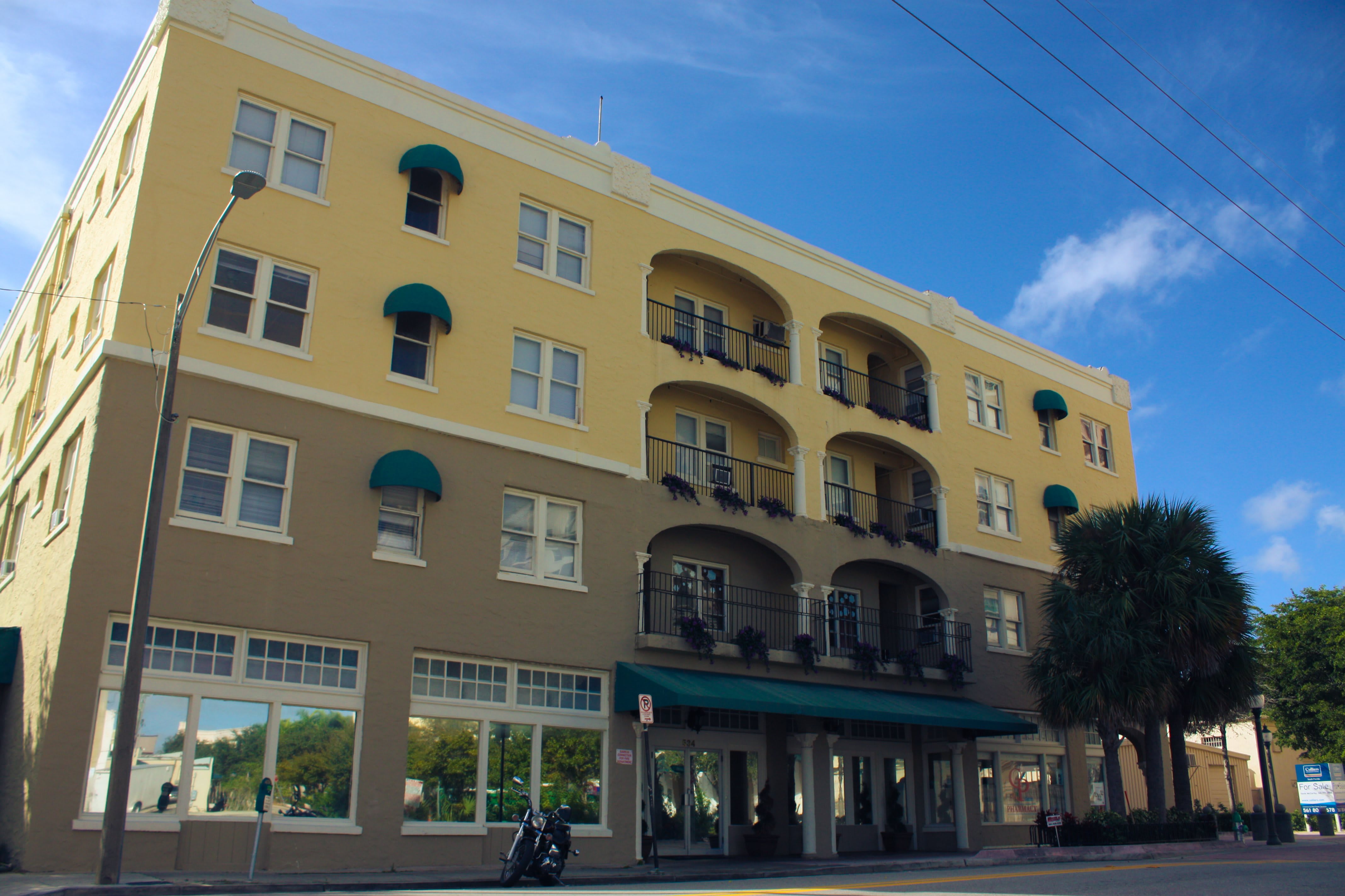 Colonial Assisted Living at West Palm Beach community photo 1
