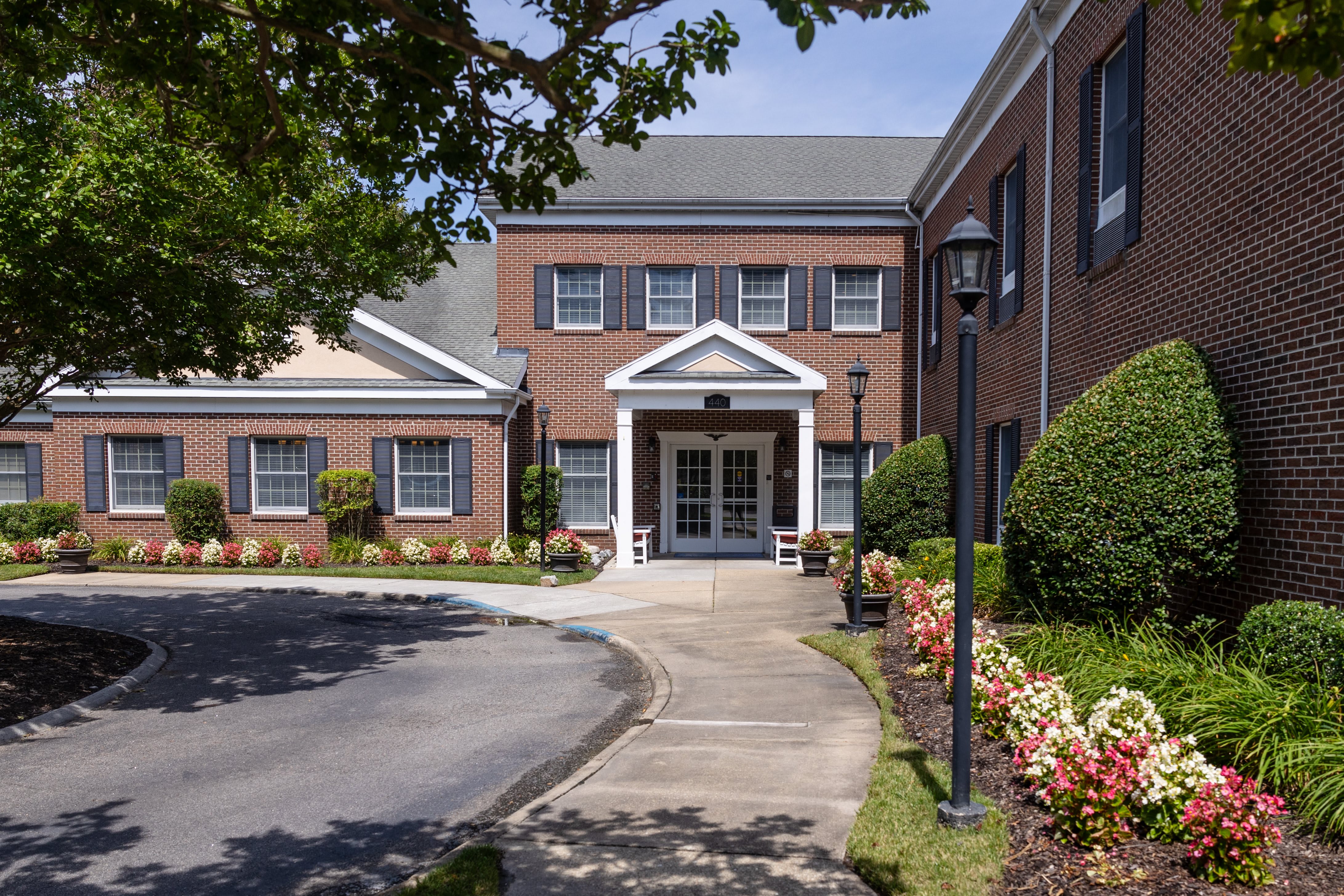 Commonwealth Senior Living at King's Grant House community photo 1