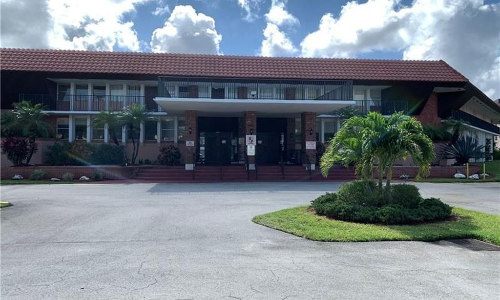 Lauderdale Oaks community photo 1