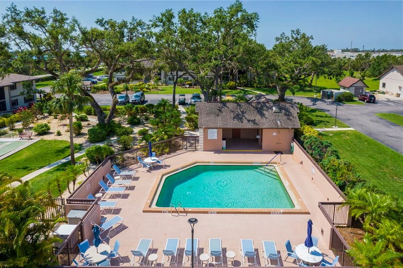 Oak Forrest Condominiums community photo 1